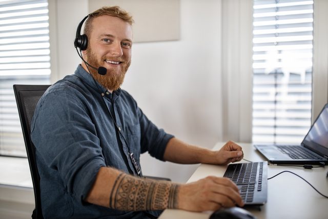 Disponent kalkuliert am Laptop ein Frachtangebot